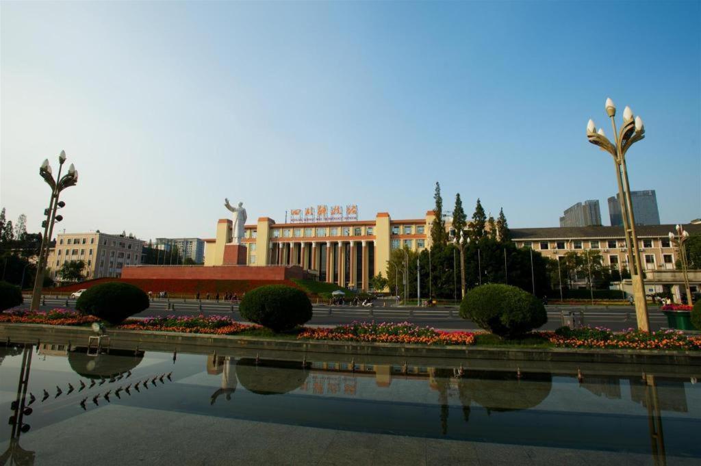 Wanda Reign Chengdu Hotel Bagian luar foto